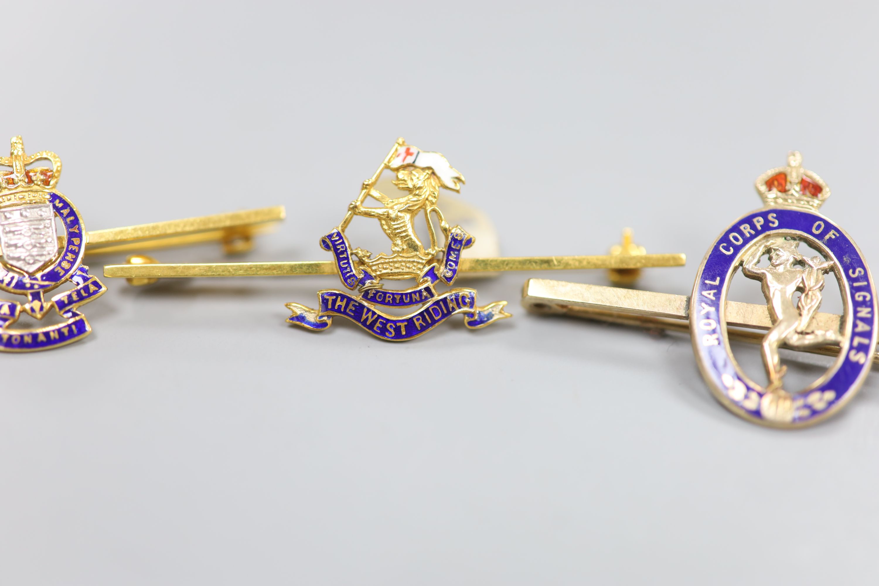 Four assorted early to mid 20th century 9ct sweetheart bar brooches, three with enamel, 50mm et infra, gross 14.9 grams.